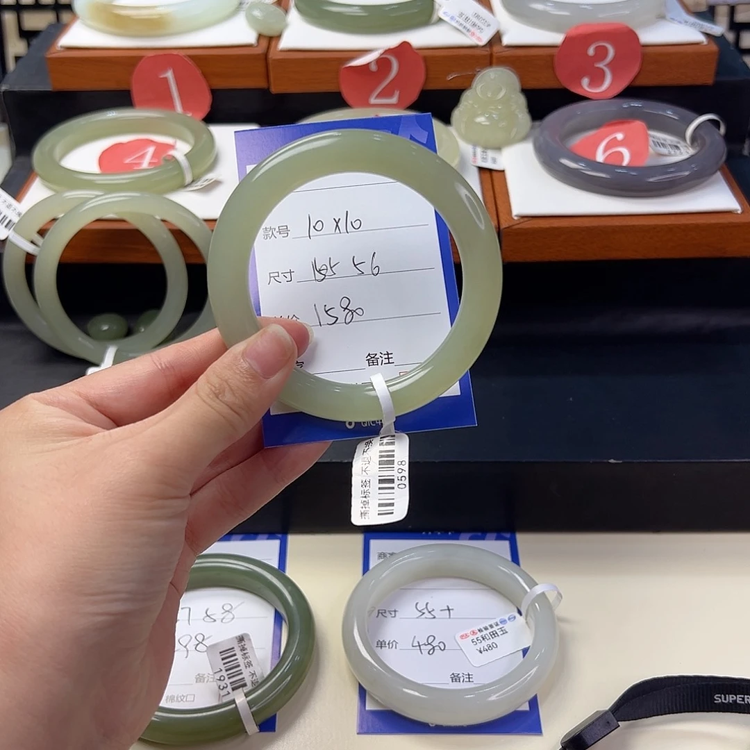 和田玉手镯未镶嵌L****?