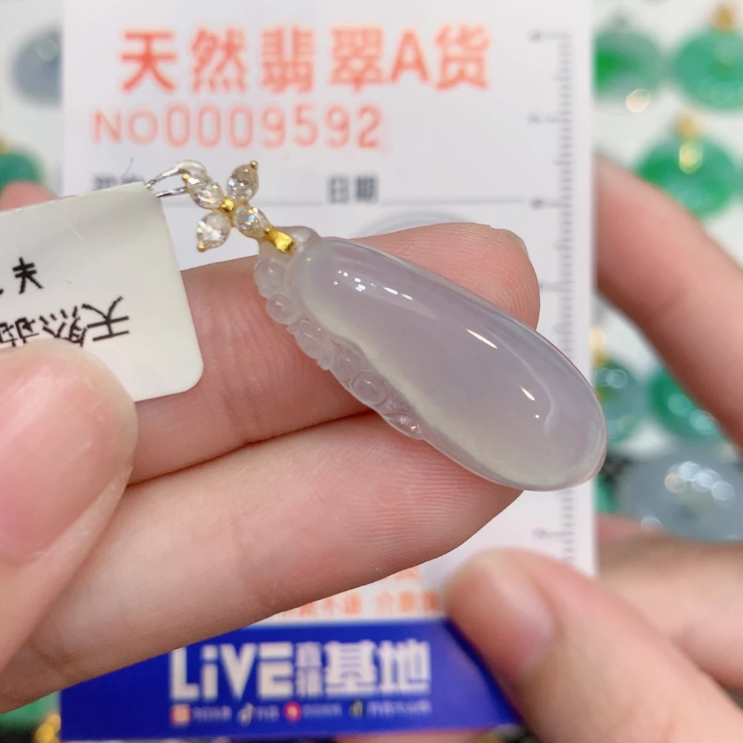 翡翠18K金镶嵌颈饰瓜