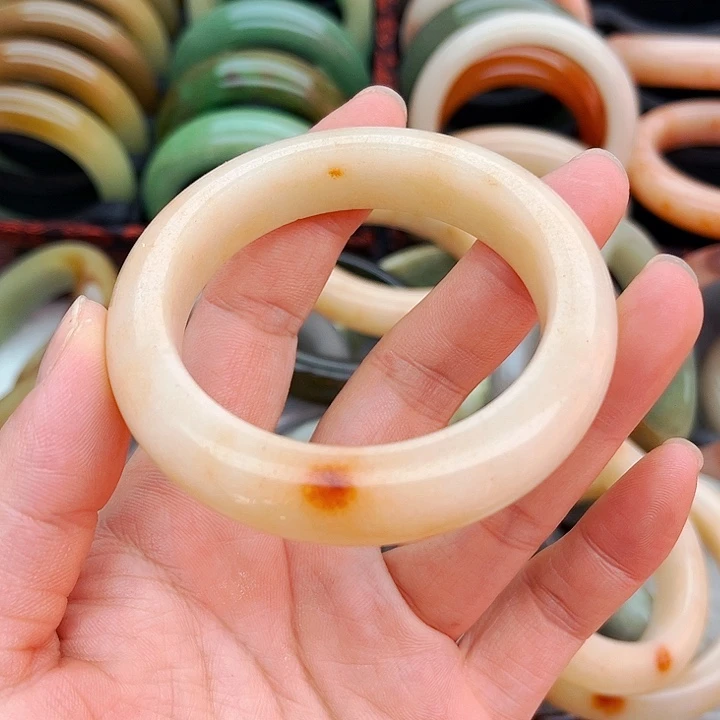 未镶嵌手镯（圆镯）石英质玉下****"