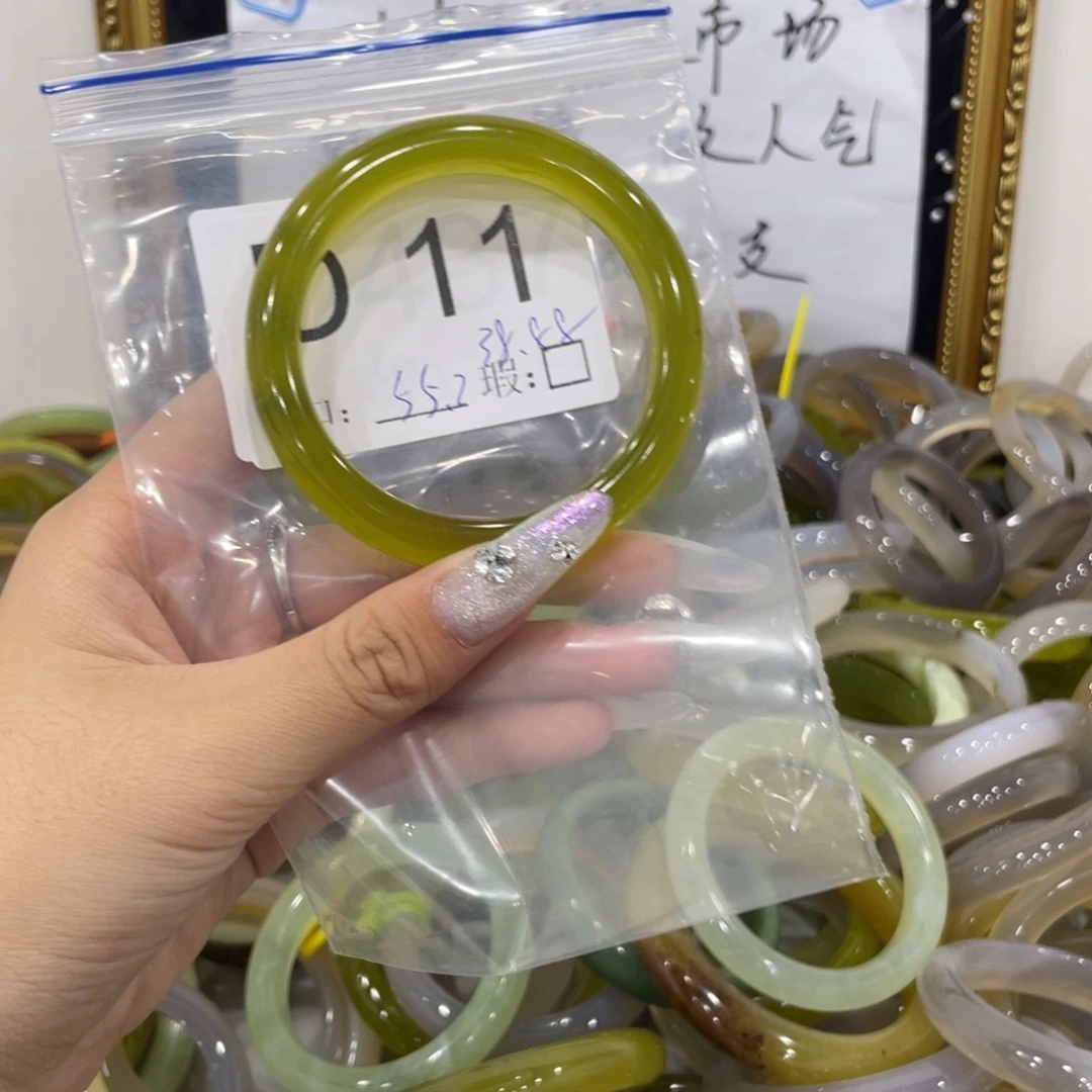 兔***猫蛇纹石玉未镶嵌手镯