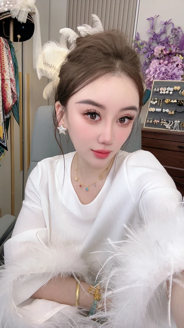 2025白色衣服气质时尚百搭韩版显瘦纯色设计感羽毛裙