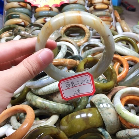 未镶嵌蛇纹石玉手镯盛***冬