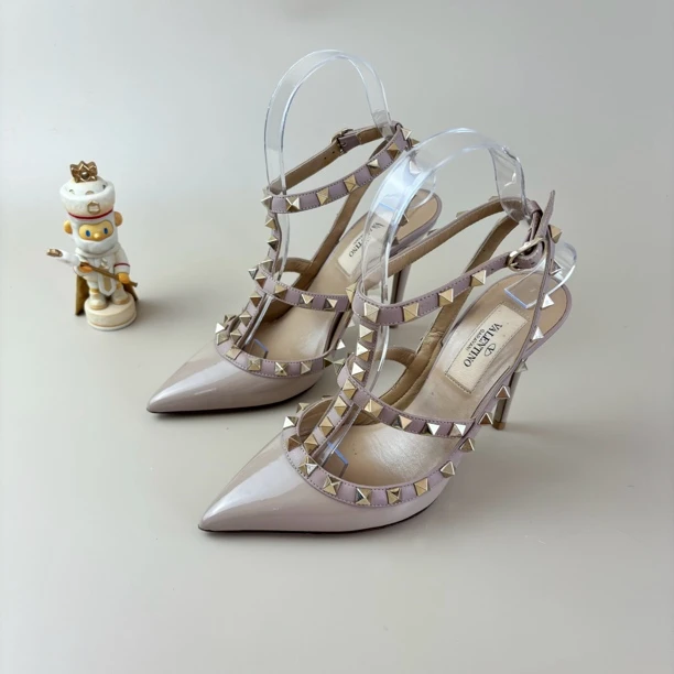 99新 Valentino/华伦天奴 奶茶色铆钉二环高跟鞋 35码 YLP2703