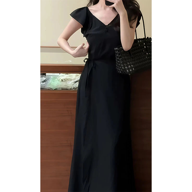 法式气质夏日新品休闲百搭高级感V领黑色短袖连衣裙设计收腰长裙