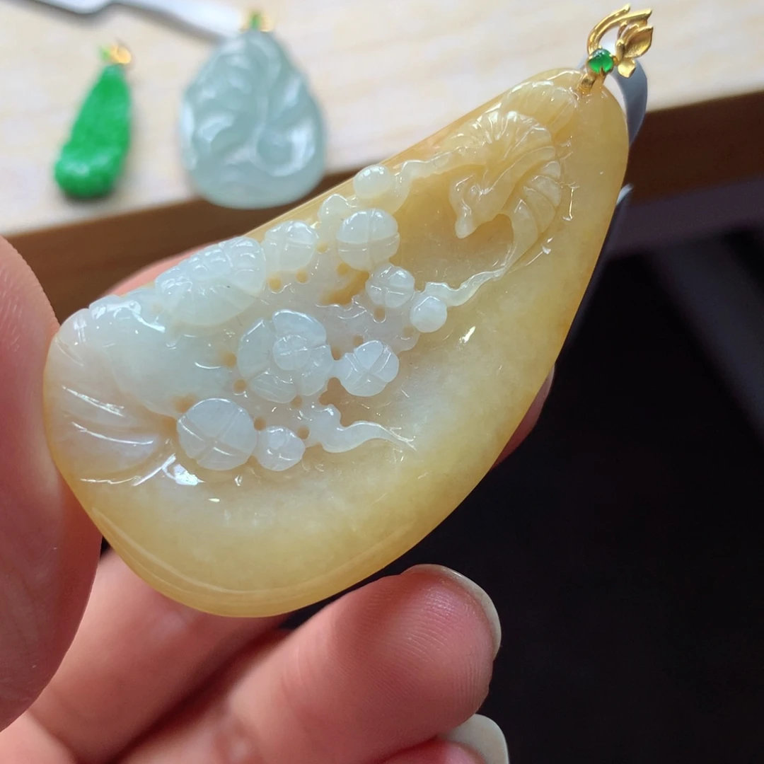 翡翠18K金镶嵌颈饰吊坠
