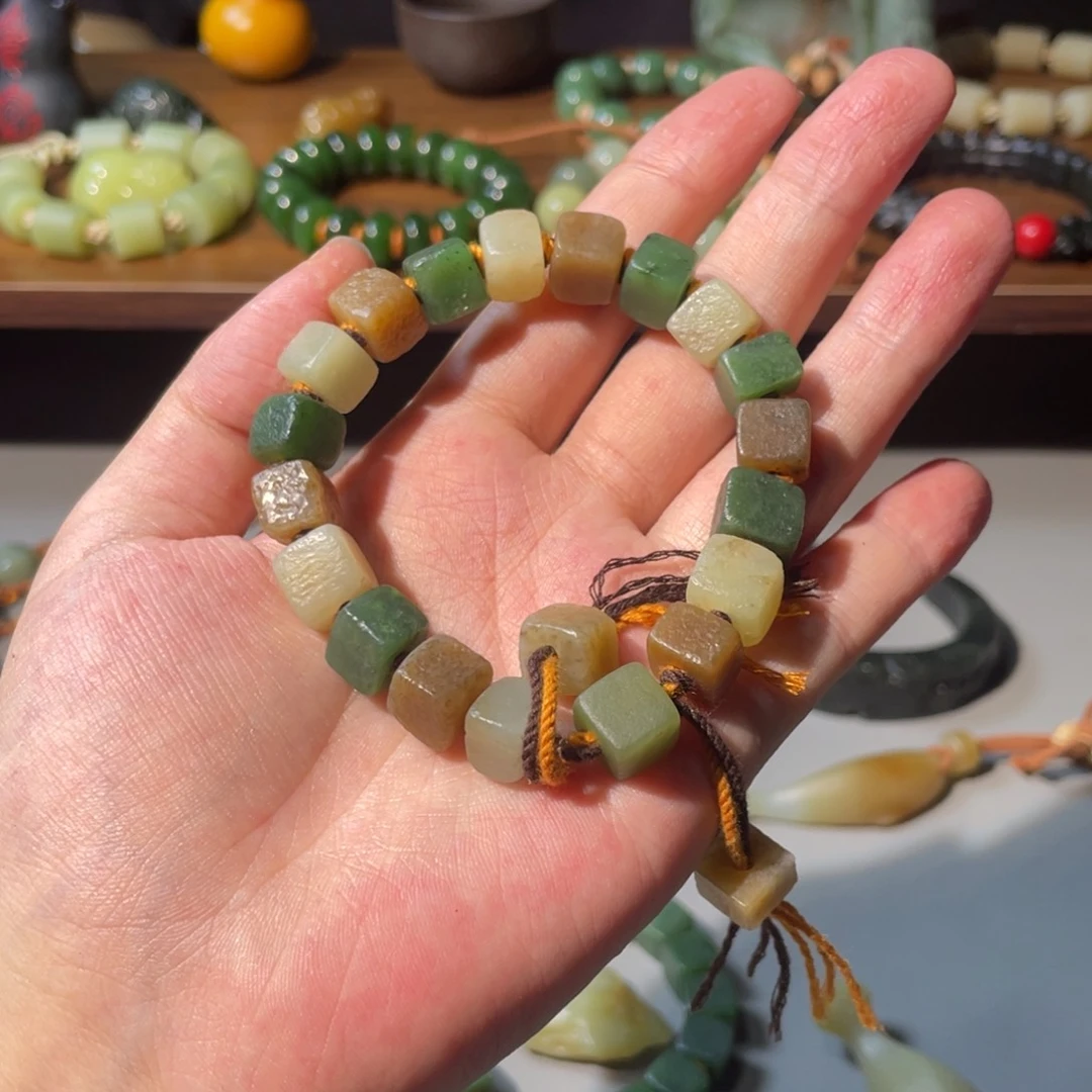 空***山颈饰未镶嵌和田玉