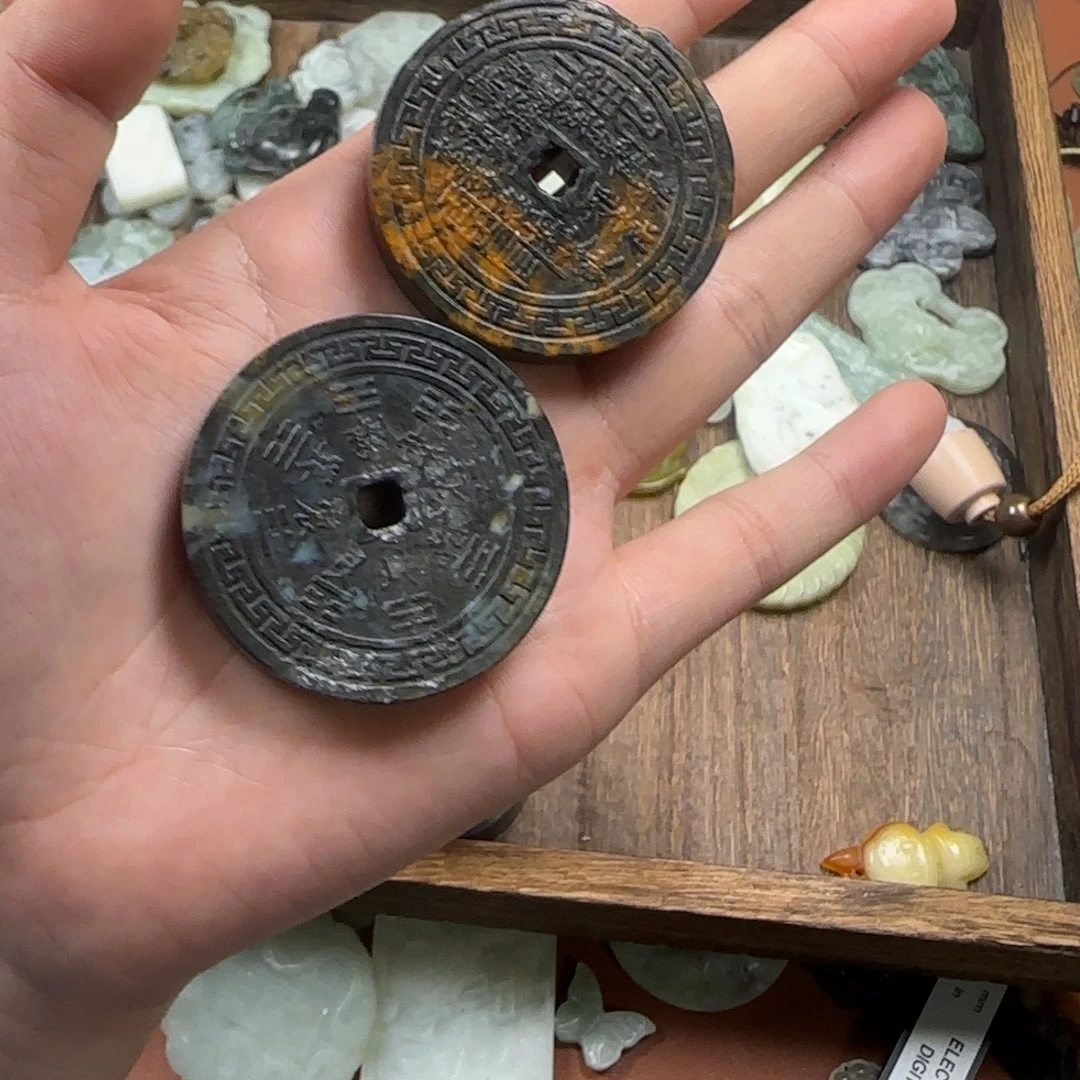 丘***南未镶嵌蛇纹石玉颈饰山鬼