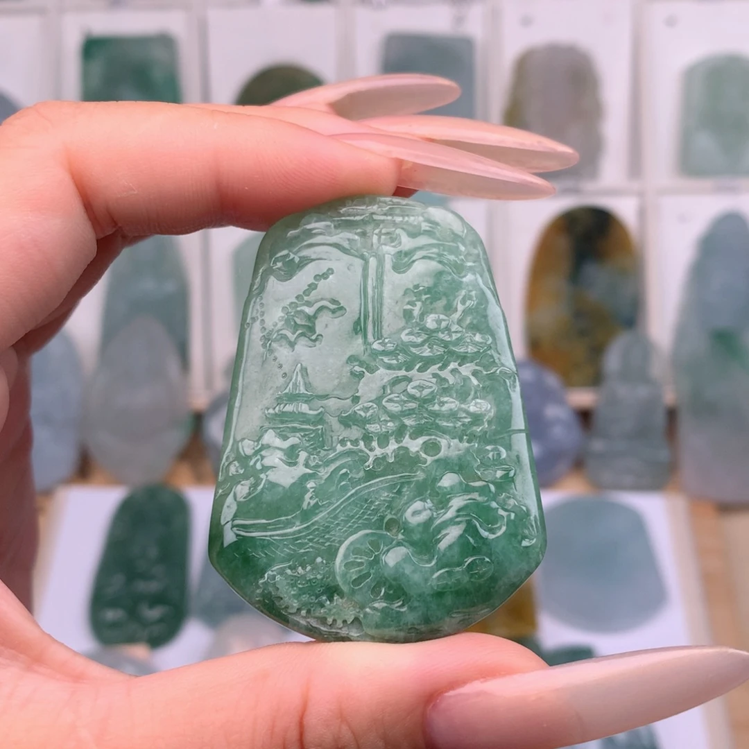 翡翠未镶嵌颈饰山水