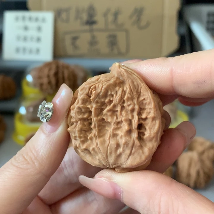 江***2吊坠文玩核桃异形单只，有瑕疵