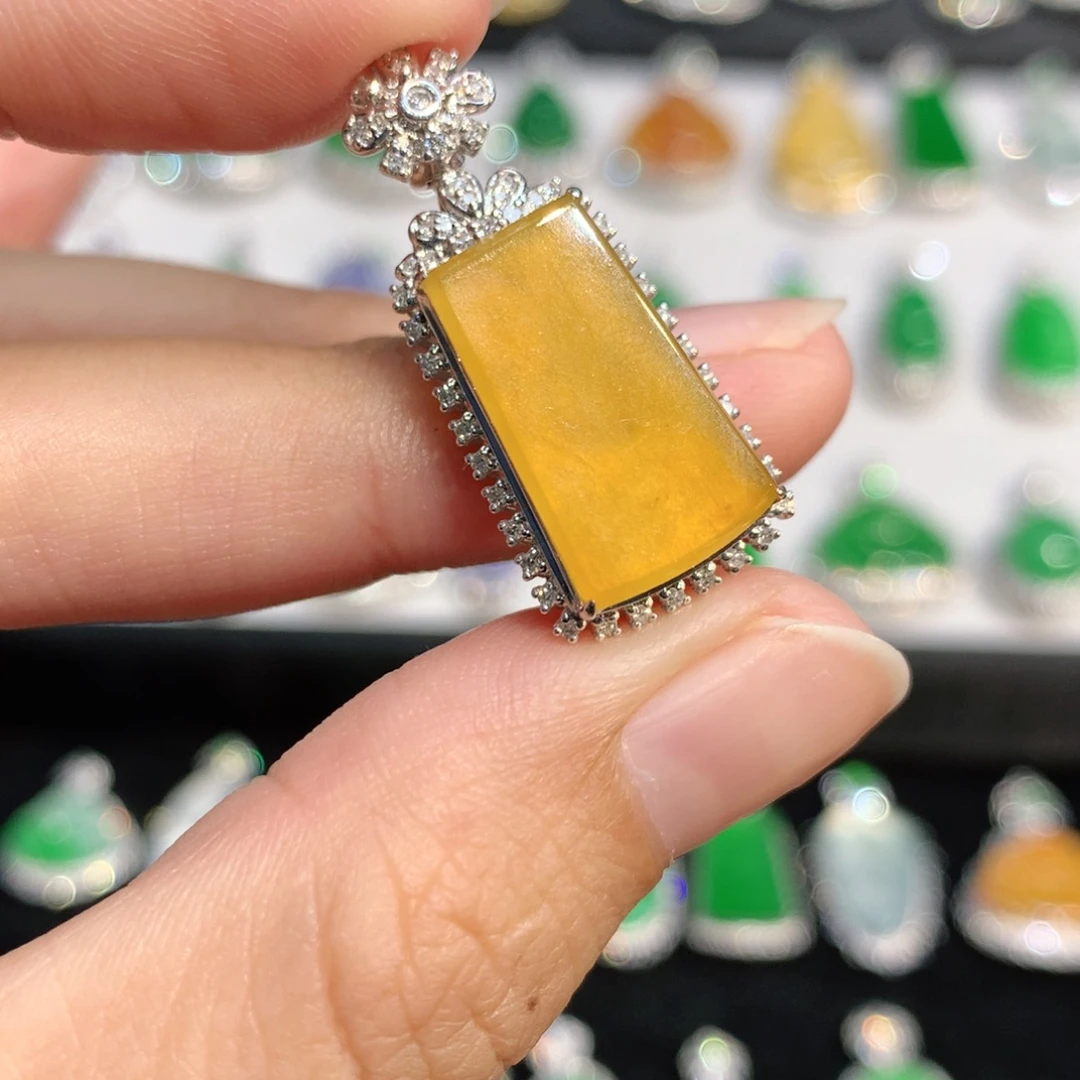 翡翠18K金镶嵌颈饰翡翠