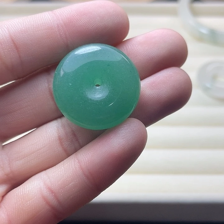 颈饰未镶嵌石英质玉