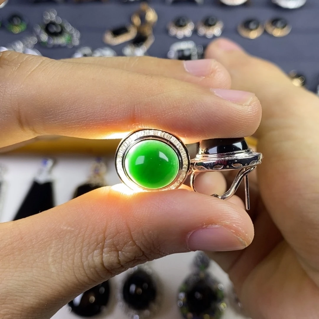 18K金镶嵌翡翠耳饰