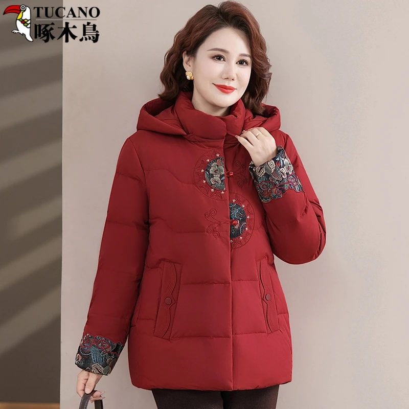 TUCANO/啄木鳥新款中老年妈妈国风款刺绣时尚中长款羽绒服连帽