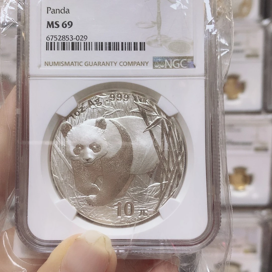 纯银2001年熊猫银币69分