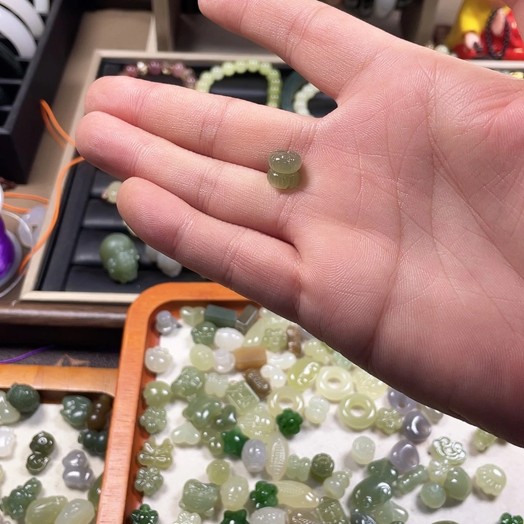 招***。和田玉未镶嵌颈饰