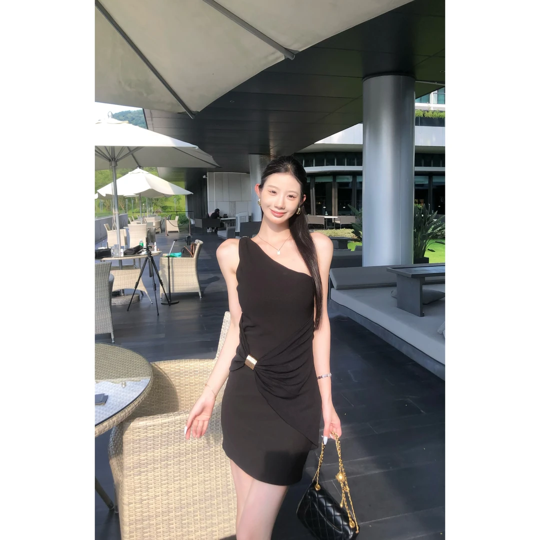 高级名媛黑色斜肩收腰性感连衣裙夏露肩显瘦短裙蝴蝶结金属扣裙子