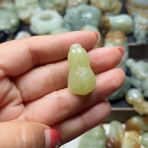 和田玉未镶嵌颈饰龍**人