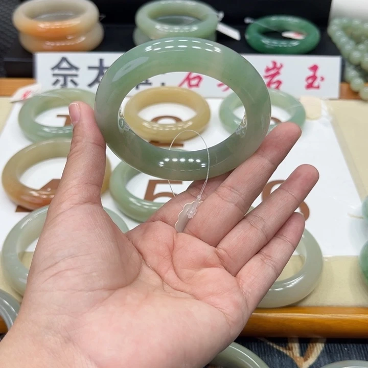 石英质玉手镯未镶嵌?****