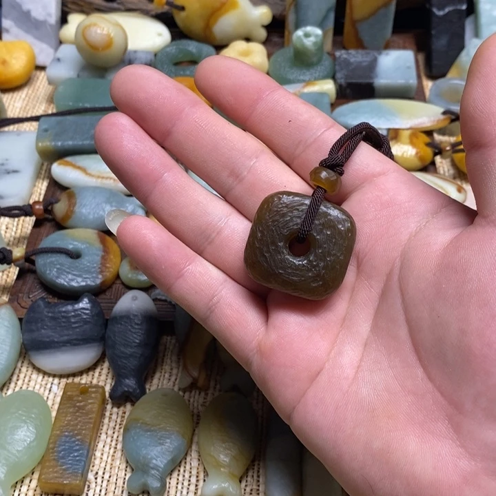 筱***筱蛇纹石玉未镶嵌颈饰