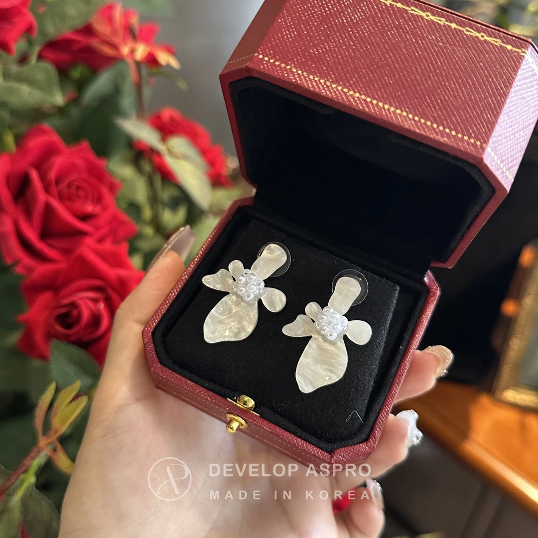 铜合金耳饰 【现货】2025韩国新款手工白色小众精致时尚耳饰SP186