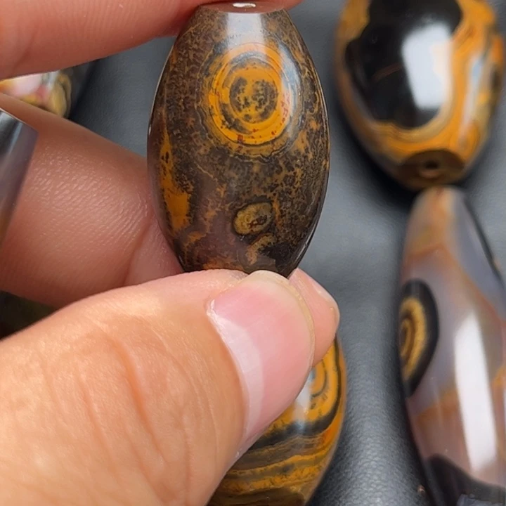 转***星颈饰未镶嵌石英岩玉