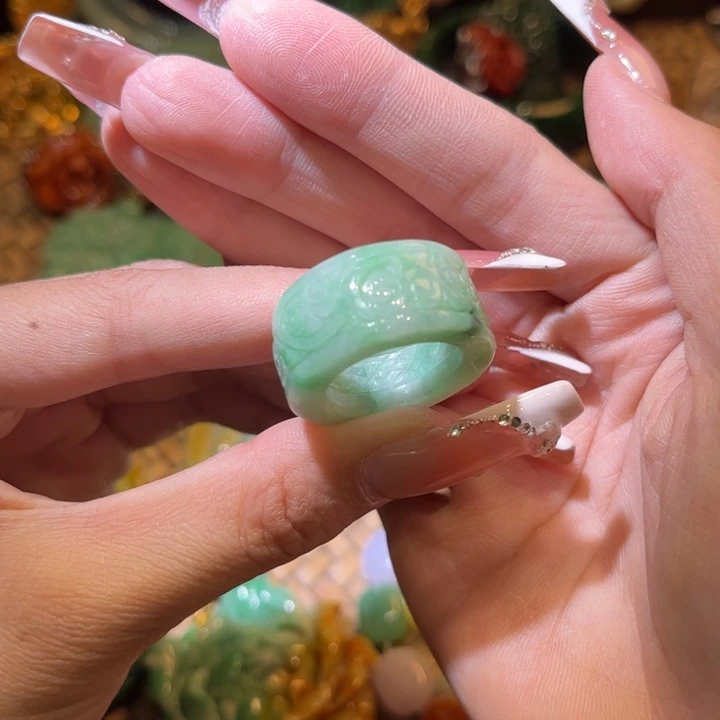 翡翠未镶嵌颈饰待编织