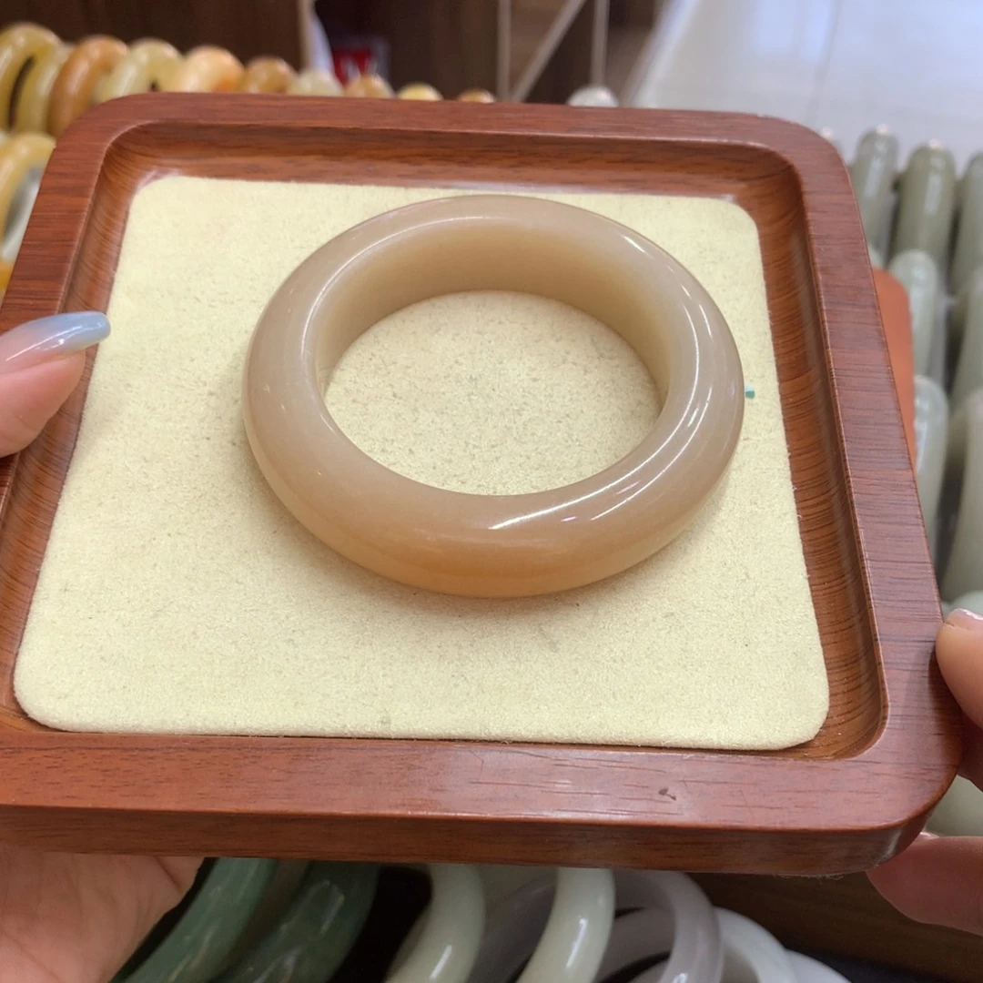 么***心未镶嵌手镯石英质玉