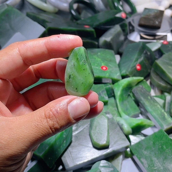 和田玉（碧玉）未镶嵌手镯