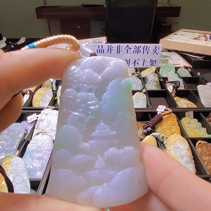 翡翠未镶嵌颈饰一个