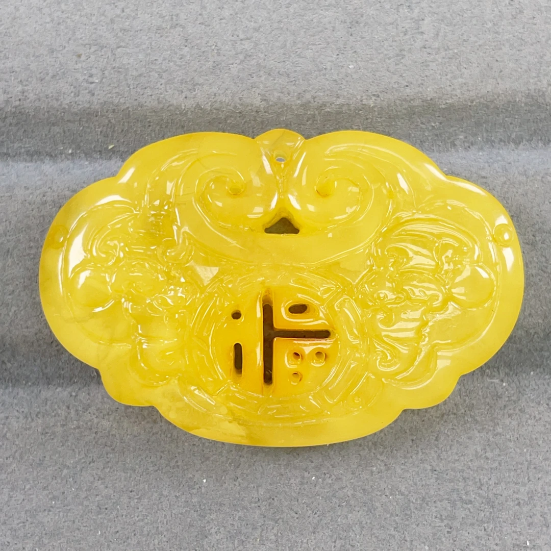 鸡油黄镂空雕刻蜜蜡福锁吊坠47×30×10