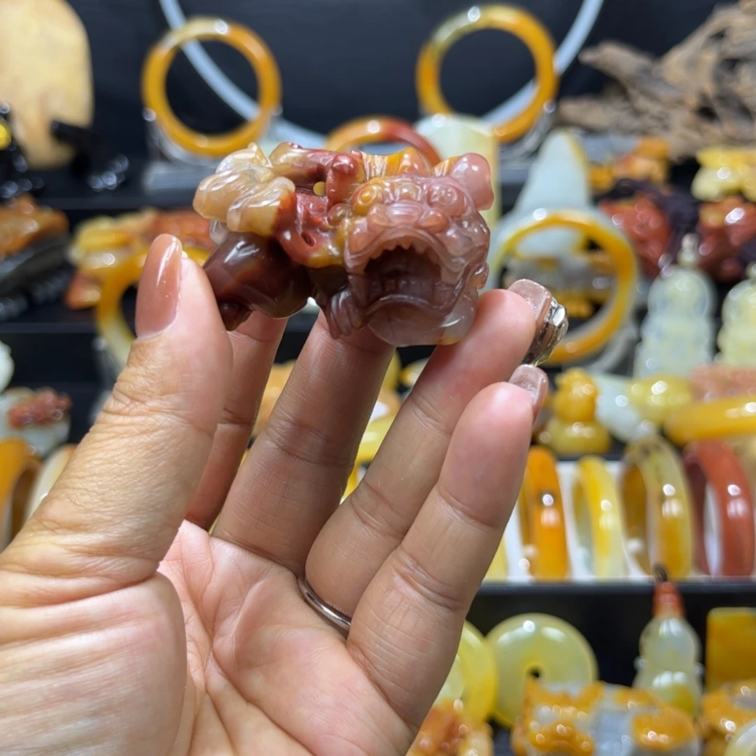石英质玉（黄龙玉）未镶嵌颈饰