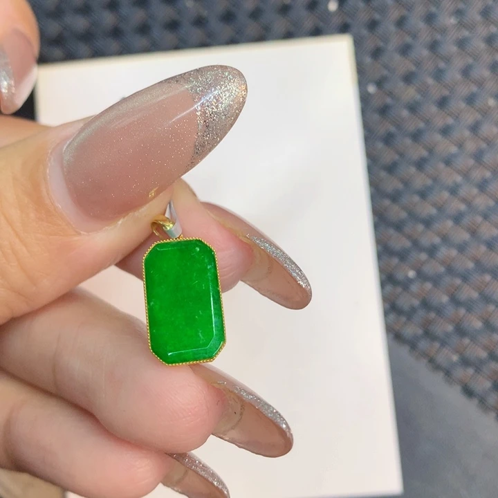 颈饰18K金镶嵌翡翠天然翡翠