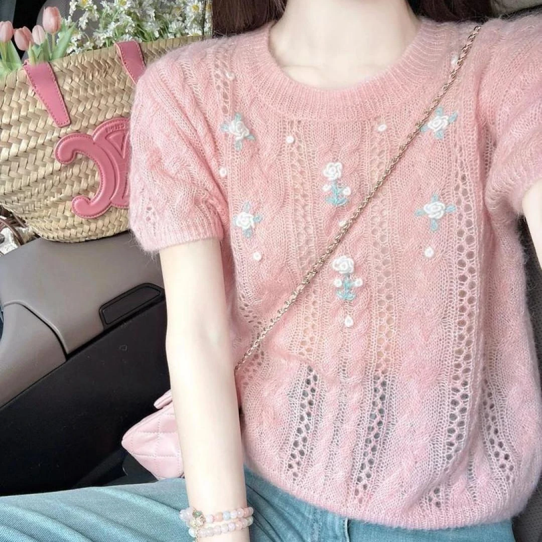 2025春夏新款韩系设计感立体花朵镂空针织上衣搭配牛仔裤两件套潮