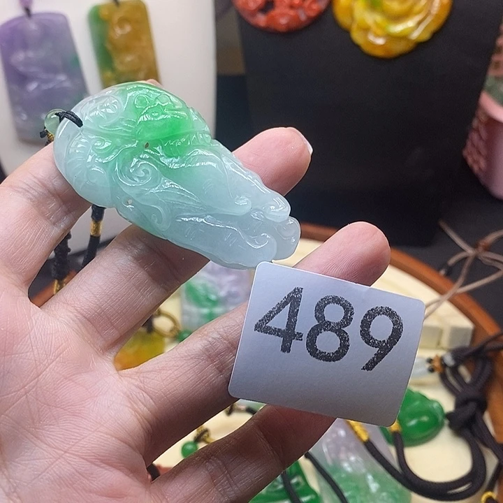 翡翠未镶嵌吊坠(赠链)
