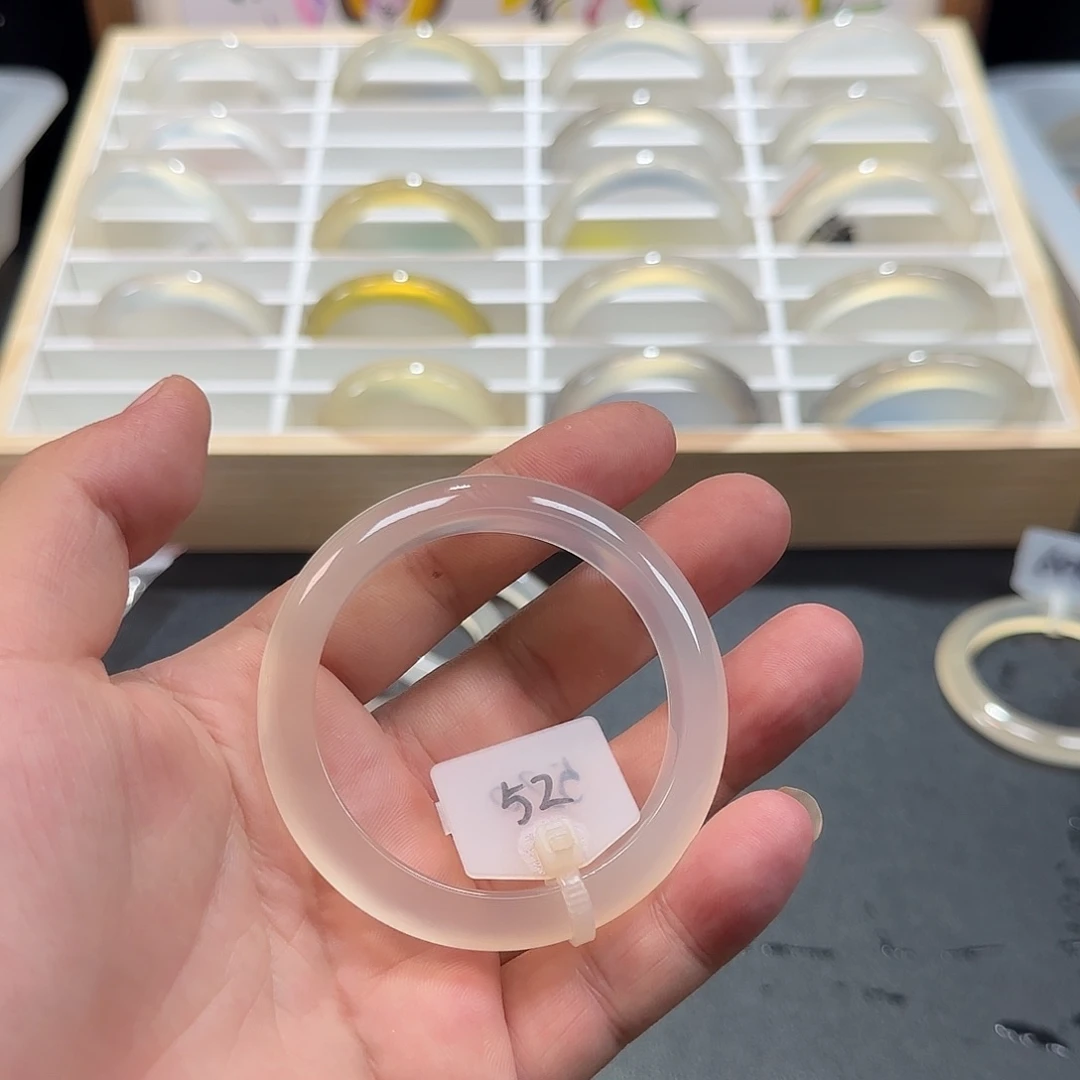 富***。玛瑙/玉髓手镯未镶嵌