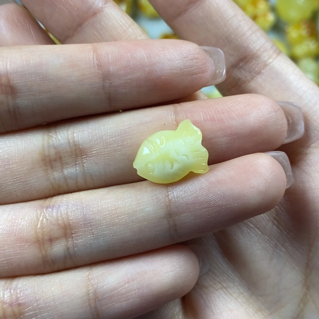 琥珀裸石未镶嵌小鱼