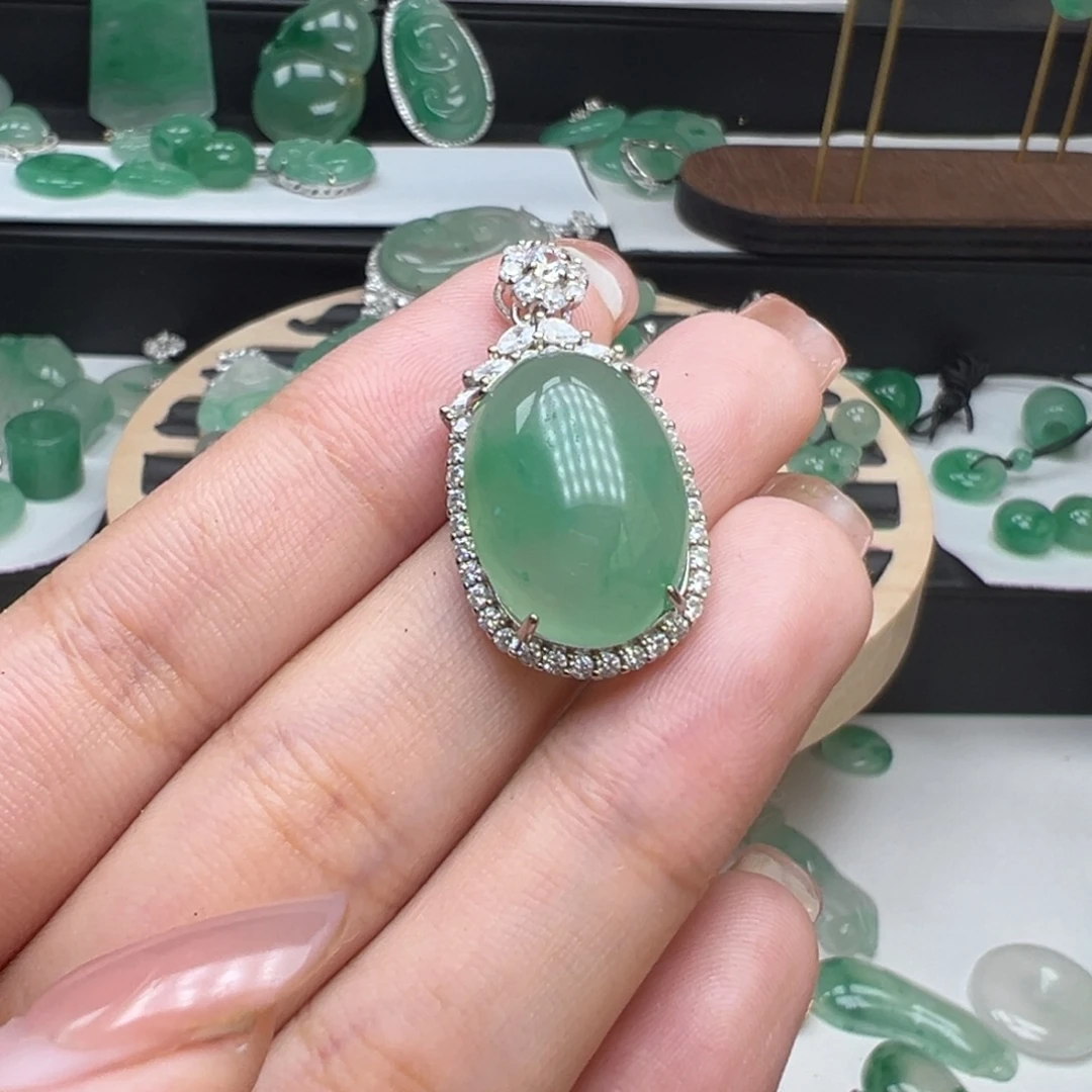 一***熊石英质玉（非洲翠）未镶嵌颈饰