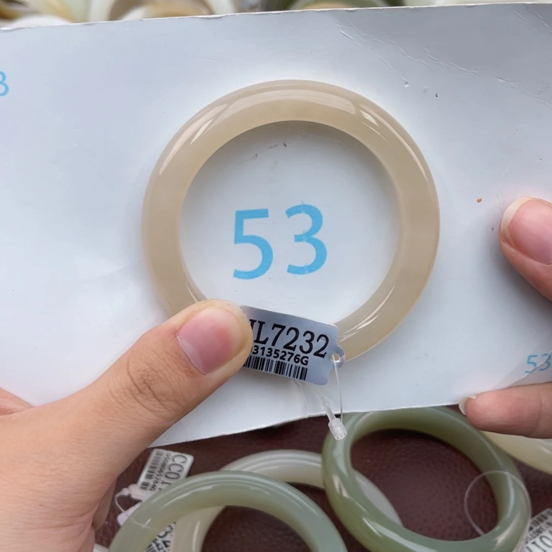 和田玉手镯未镶嵌宜**?