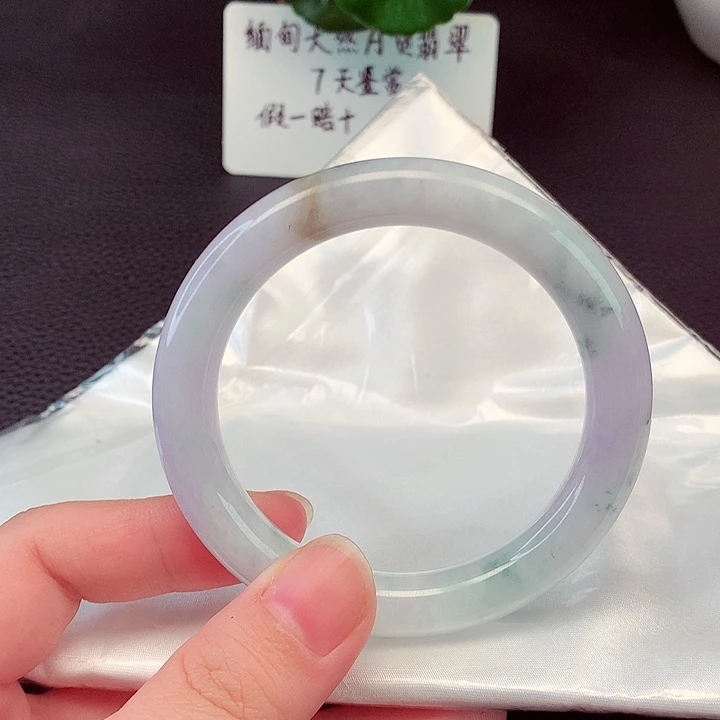 翡翠手镯未镶嵌翡翠