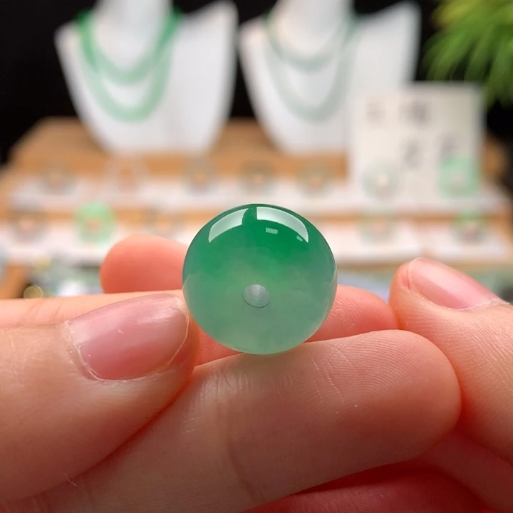 威****翡翠未镶嵌颈饰天然缅甸A货翡翠