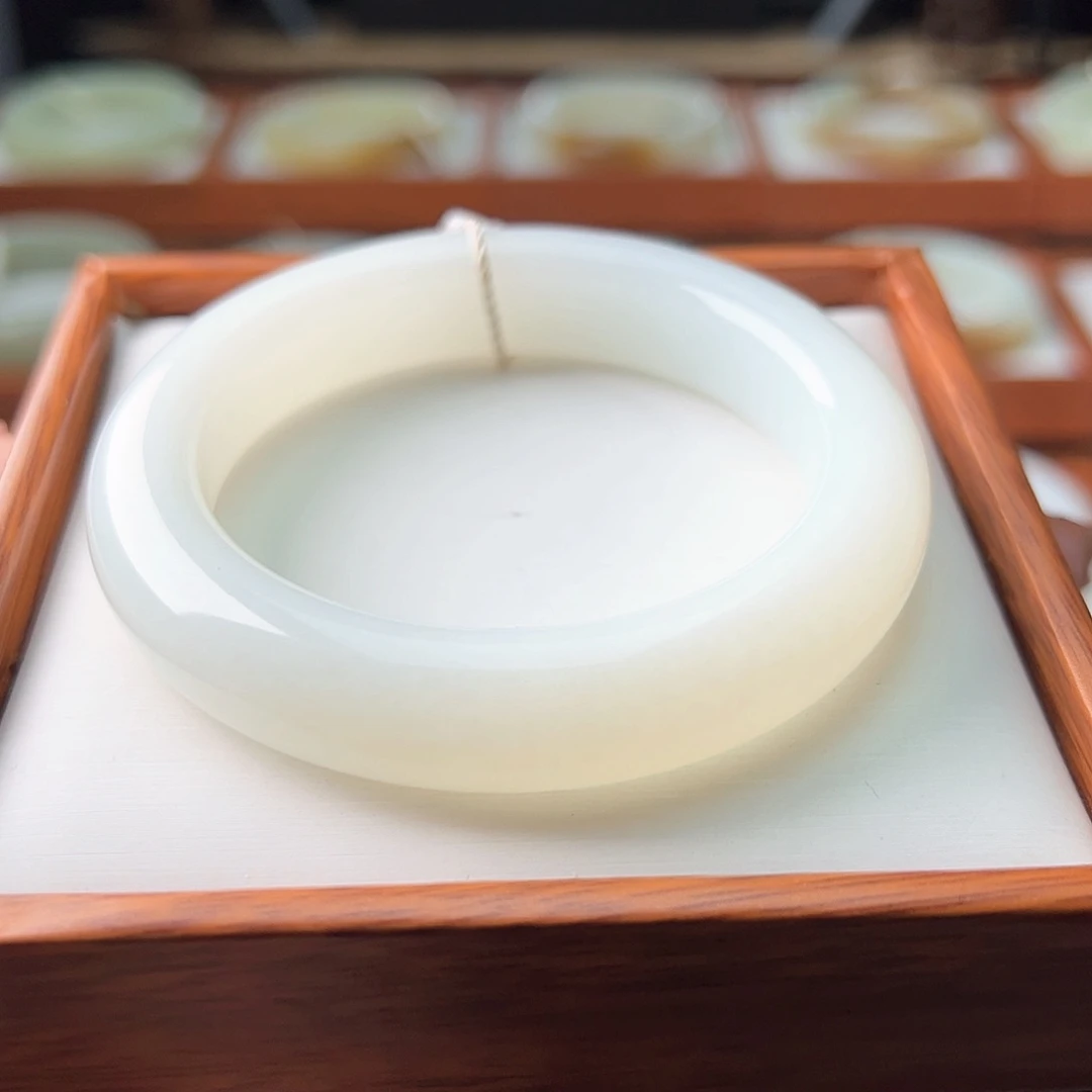 和田玉手镯未镶嵌56