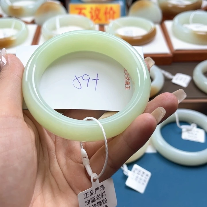 和田玉手镯未镶嵌小*果