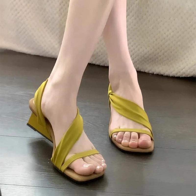 法式两穿坡跟露趾凉鞋女2025夏季新款设计感配裙子绕带方头一字拖