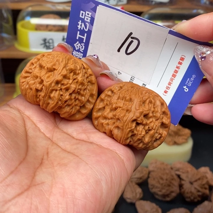 文玩核桃吊坠43白狮子