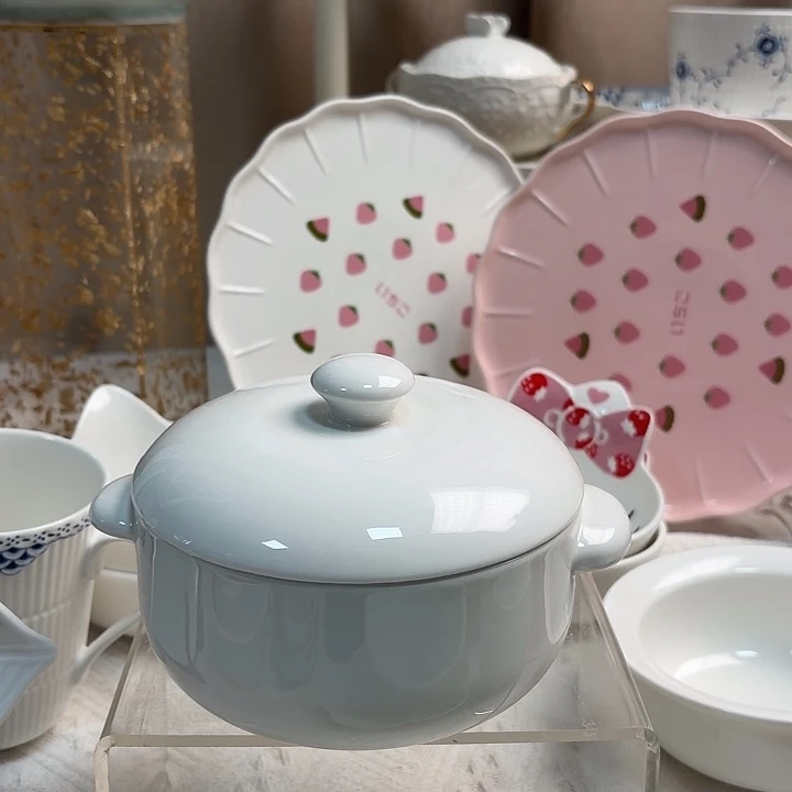 双耳炖盅白色的。