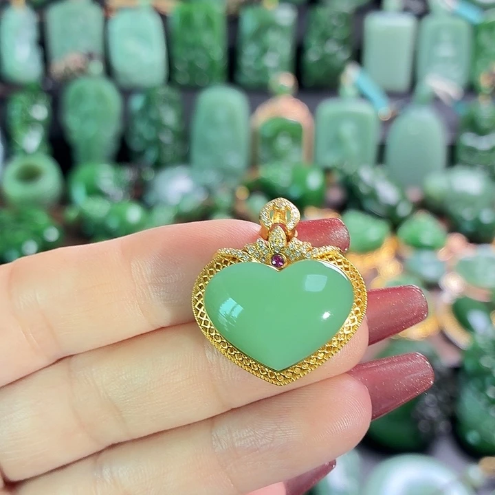 和田玉18K金镶嵌挂件