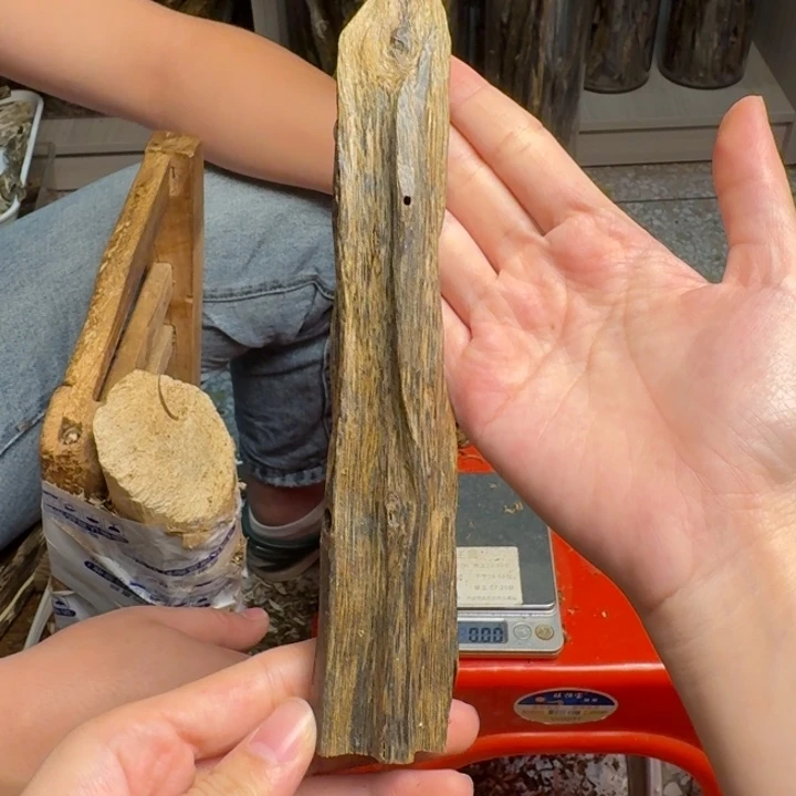 沉香碎屑沉香蓝宝石块料59克