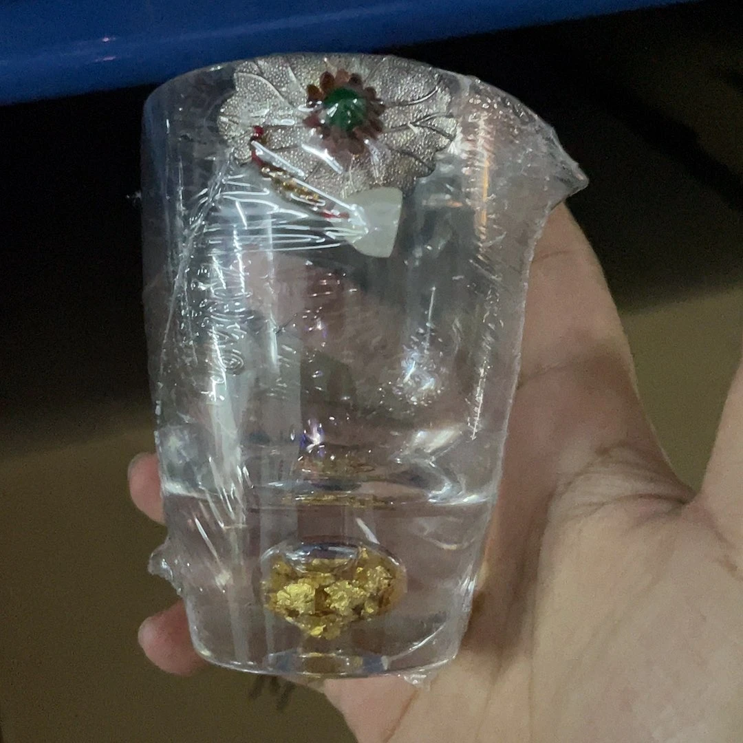 搪瓷杯子里还有很多东西