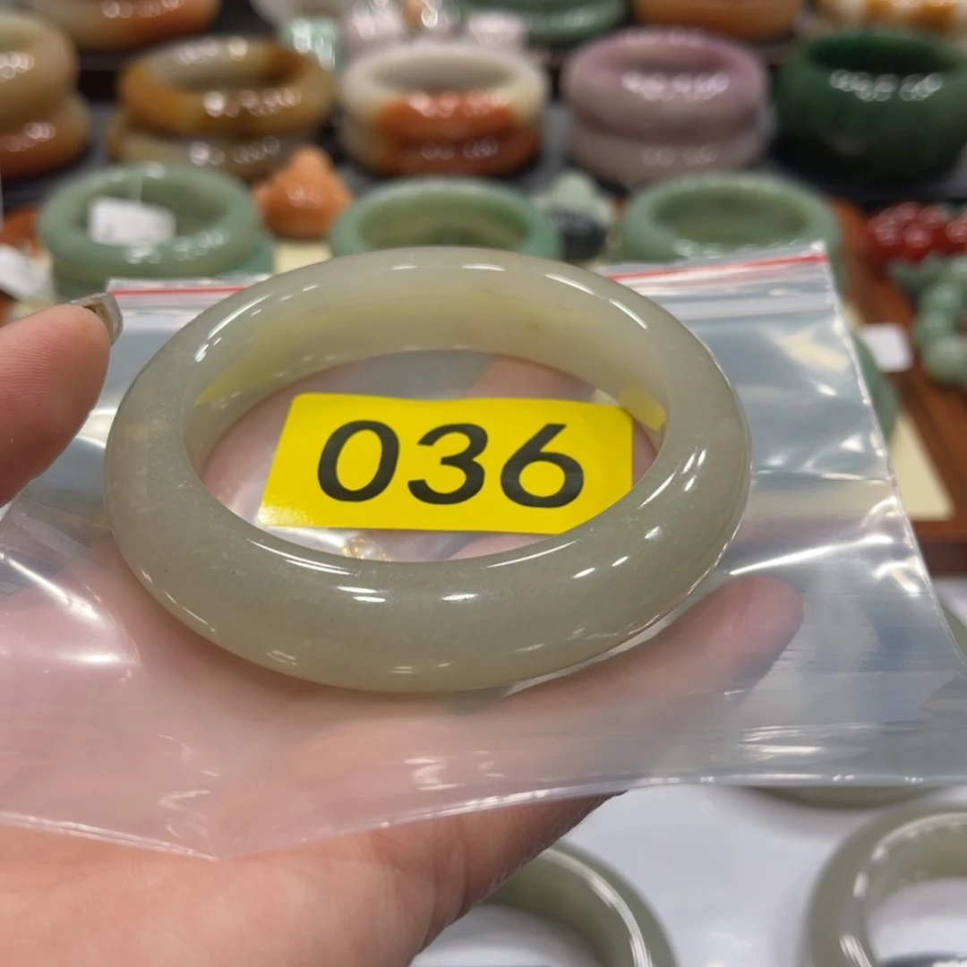 石英质玉手镯未镶嵌留****)