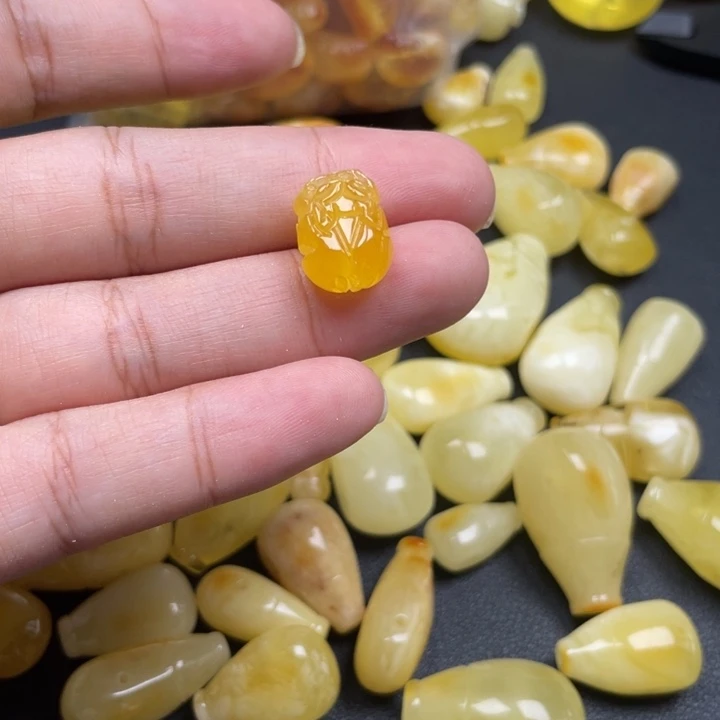 杨***杨琥珀未镶嵌裸石我